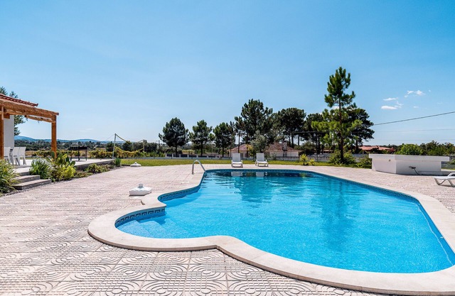 Holiday Home 'Palmela Sunset Villa' with Mountain View, Private Pool and Wi-Fi