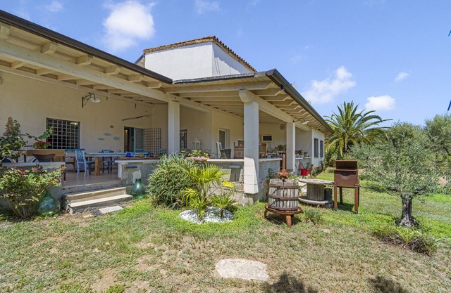 Casa de vacaciones 'Podere Le Palme' con vistas a la montaña, terraza privada y aire acondicionado
