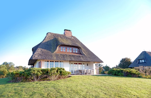 Casa de vacaciones 'Reetdachhaus' con vistas al mar, terraza privada y Wi-Fi
