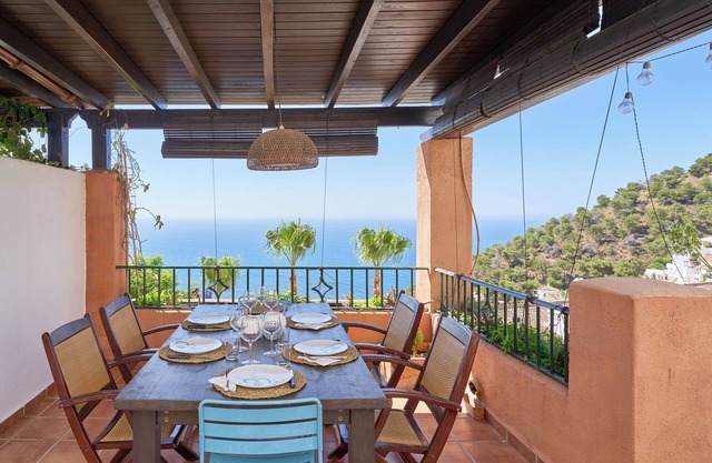 Casa de vacaciones "Increíbles vistas al mar y al jardín" con piscina y Wi-Fi