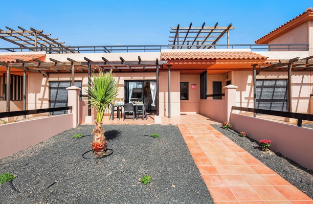Casa de vacaciones 'Sunny Home' con piscina, jardín y Wi-Fi