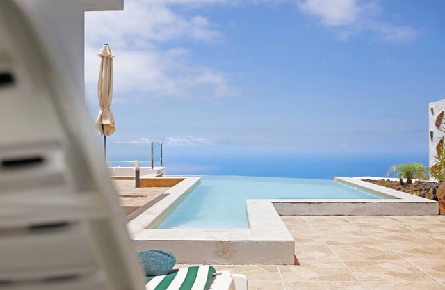 Casa de vacaciones 'Valista' con vistas al mar, piscina privada y Wi-Fi