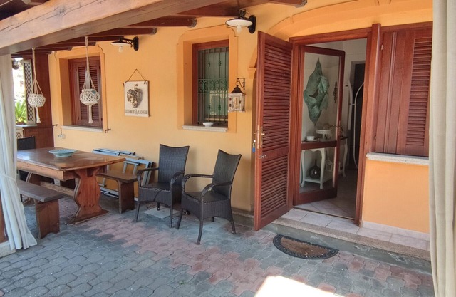 Casa Vacacional 'Villetta Girgolu' con Jardín Privado y Aire Acondicionado