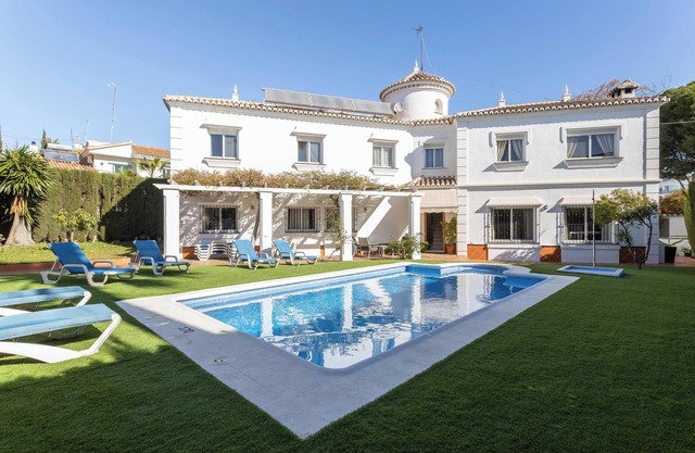 Casa de vacaciones 'Villa Eden Nerja' con vistas a la montaña, piscina, jardín y terrazas
