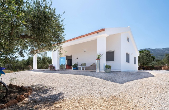 Casa vacacional 'Villa Piricone' con vistas al mar, terraza compartida y Wi-Fi