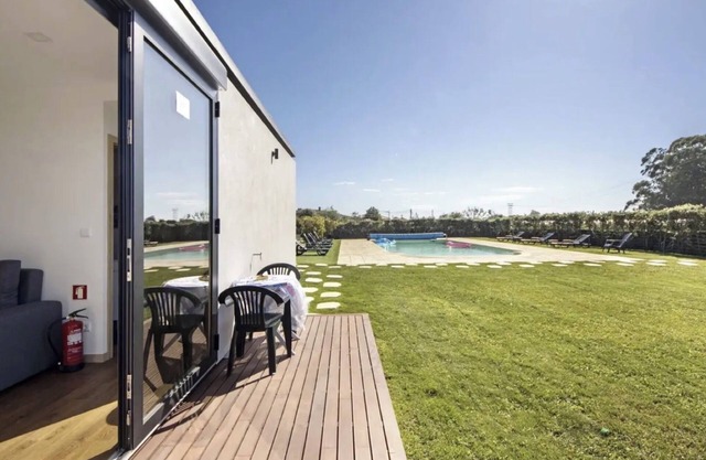 Casa de vacaciones 'Villa Com 4 Apartamentos' con piscina compartida, terraza privada y Wi-Fi