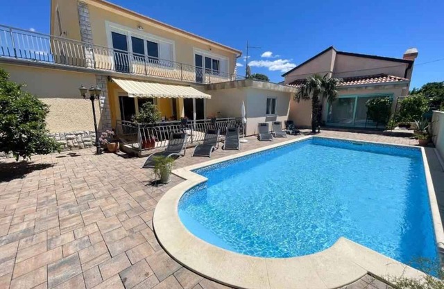 Casa vacacional con piscina