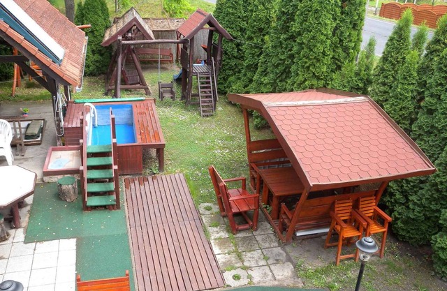Casa vacacional con piscina, columpio y tobogán para niños