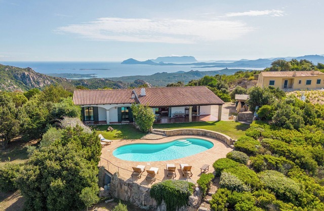 Casa de vacaciones con Wi-Fi, piscina, jardín y vistas al mar; Aparcamiento disponible.