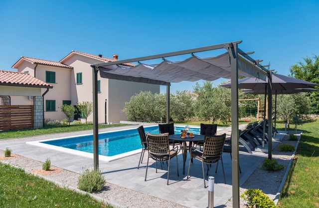 Casa de vacaciones OLIVE GROVE con piscina y jardín, 3 camas, 1 baño, capacidad para 6 personas