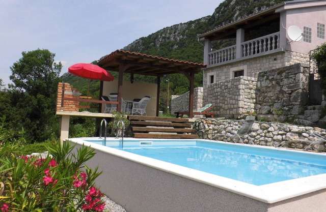 Casa de vacaciones con piscina y vistas al mar.