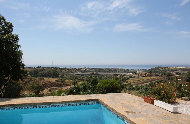 Casa de vacaciones con piscina privada y fantásticas vistas al mar.