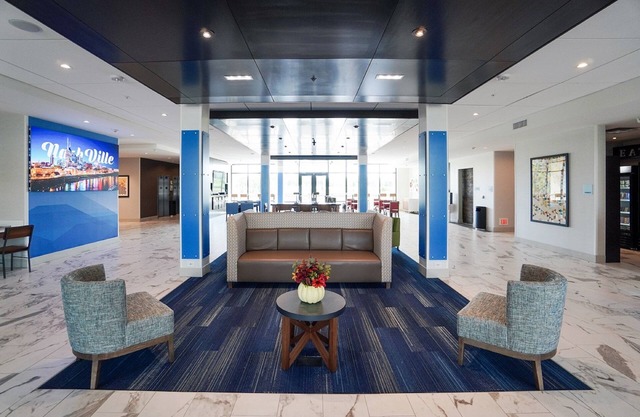 Holiday Inn Express & Suites Franklin - Berry Farms by IHG