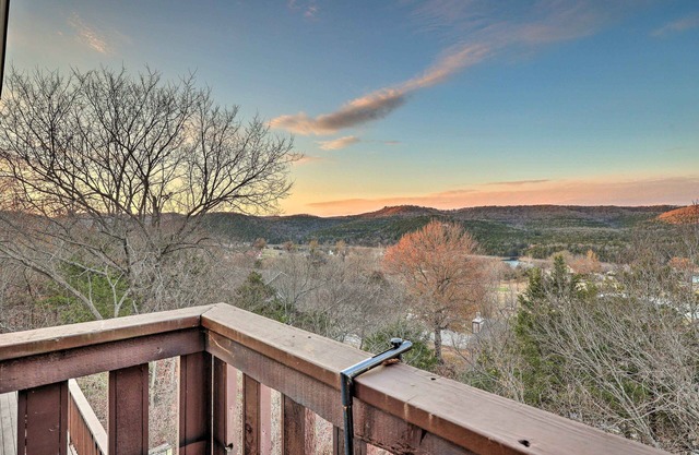 Holiday Island Escape w/ Panoramic Lake Views