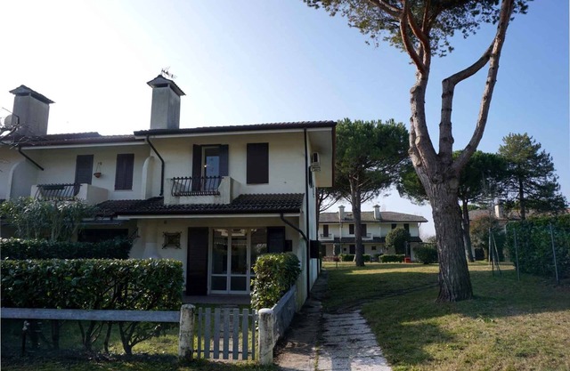Casa vacacional Pueblo vacacional con piscina y pista de tenis.