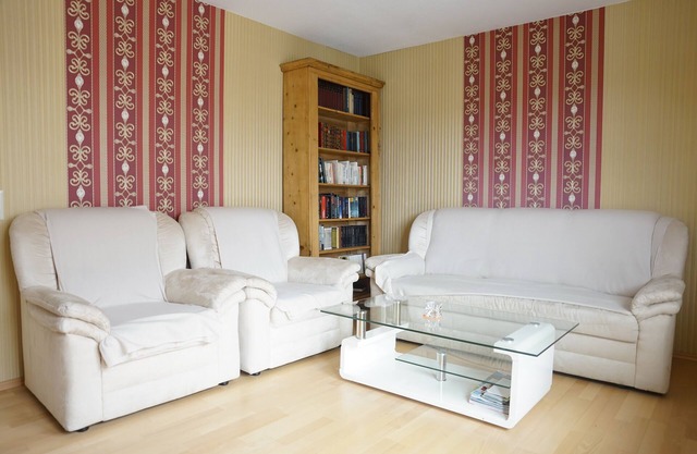 Habitación de vacaciones con dos salas comunes y baño / cocina compartidos.