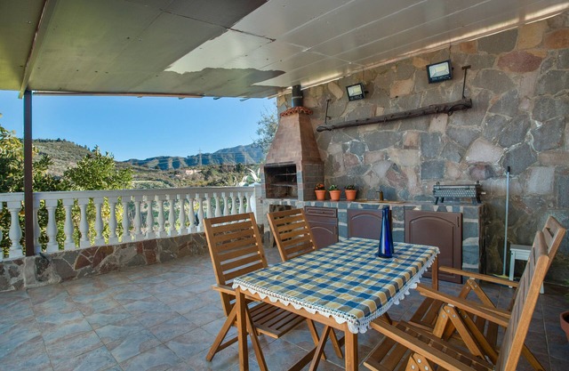 Villa de vacaciones 'Eden El Castillejo' con vistas a la montaña, Wi-Fi y aire acondicionado