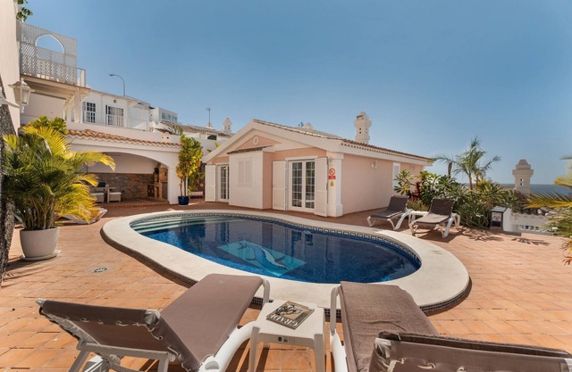 Villa de vacaciones 'Marbella-piscina climatizada privada' con vistas al mar