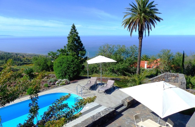 Villa de vacaciones, entorno privado, tranquilidad, recreación, vistas al mar, campo, piscina climatizada,
