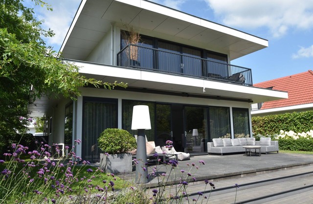 Holiday villa Water no. 336 | Luxury 10-person villa with Jacuzzi, Barrel Sauna and private jetty. Spacious garden with lots of privacy, large balcony and pet friendly. Located at Villa Resort Harderwold, near Harderwijk and the Veluwemeer!