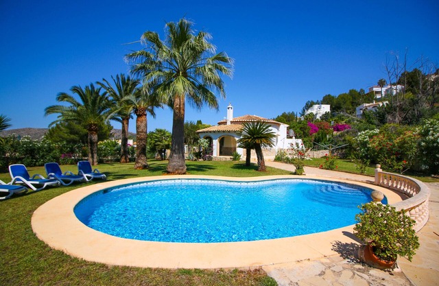 Villa Vacacional con jardín con césped La Sella PE