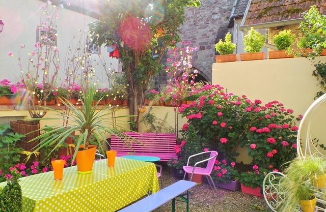 Hogar y jardín del animado marco de color aldeanos que viven listos