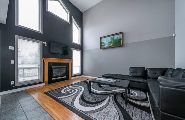 Home Away From Home 5 Bed 3.5 Bath - Fast Wi-Fi