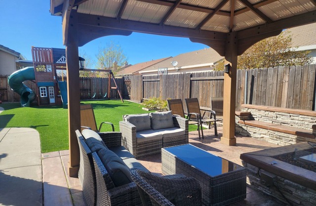 Home Away From Home! Family Friendly near popular attractions in Elk Grove!