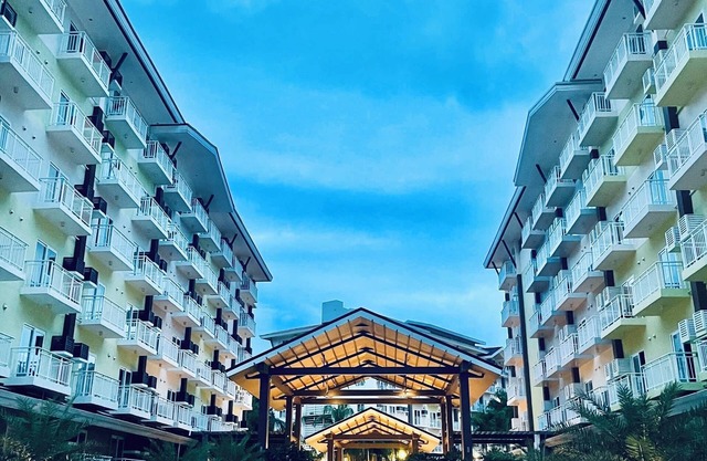 Home-feel unit near Airport with an IG-worthy pool that’s perfect for your feed.