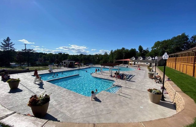 Home Sweet Poconos! 4bd with fire pit, hot tub, and game room! Sleeps 13.