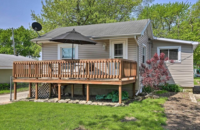 ¡NUEVO! Port Clinton Home w / Deck - ½ cuadra al lago!