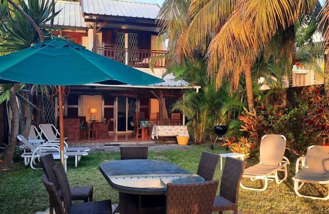 Acogedora villa frente al mar con hermosa playa de arena y natación segura.
