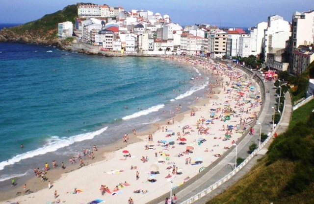 Homerez - ¡A 10 m de la playa! Apartamento para 7 pers. con jardín en Malpica