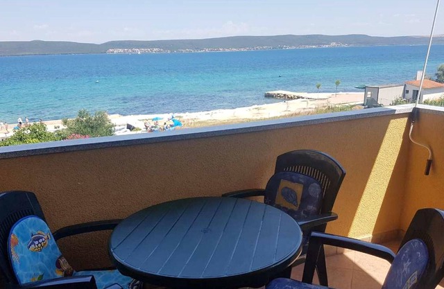 Homerez - ¡A 20 m de la playa! Bonito apartamento para 6 pers. en Dobropoljana