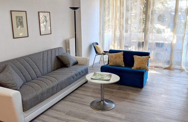 Homerez - ¡A 200 m de la playa! Apartamento para 4 pers. con balcón en Riccione
