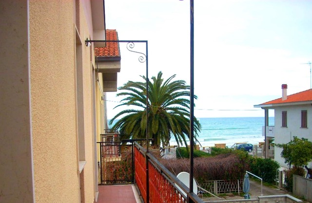 Homerez - ¡A 3 m de la playa! Casa para 5 pers. con balcón en Contrada Termini