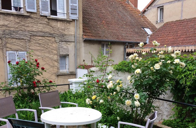 Homerez - Amazing apartement for 3 ppl. with garden at Néris-les-Bains