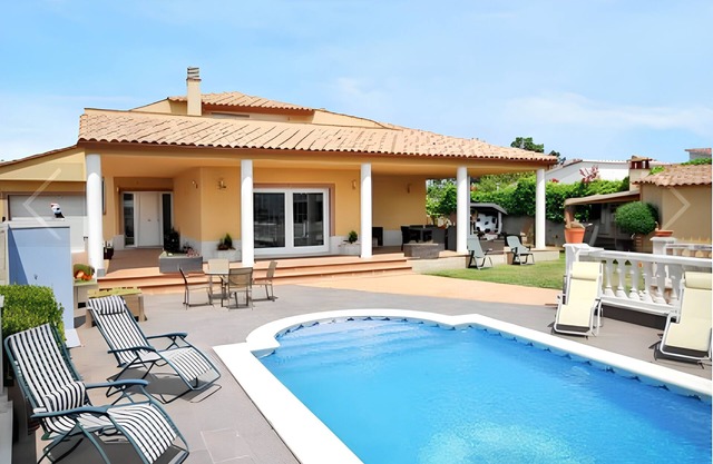 Homerez - Encantador Chalet en Vidreres con Piscina Privada
