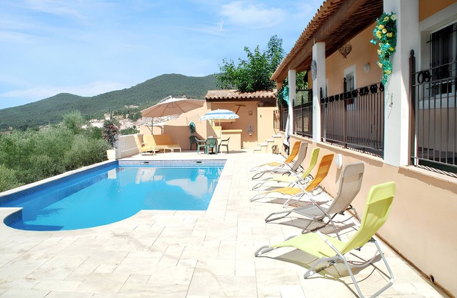 Homerez - Elegante Villa en Callas con Piscina Privada