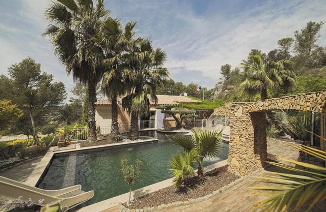 Homerez - Elegante Villa con Piscina en Aubagne - Jacuzzi Incluido