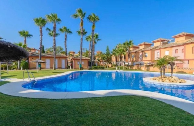 Homerez - Acogedora casa en Lepe con piscina compartida.