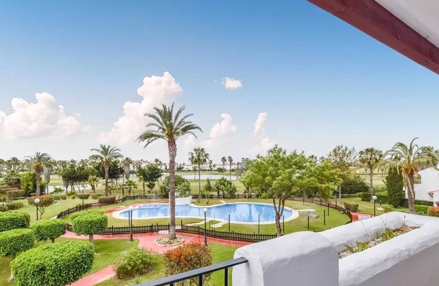 Homerez - Apartamento Moderno en Rota con Terraza y Piscina