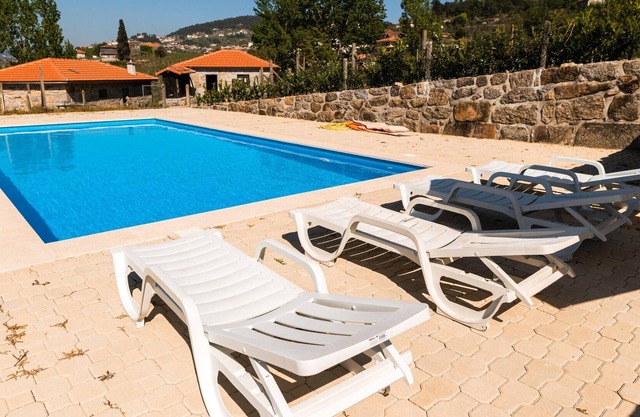 Homerez - Bonita casa para 3 pers. con piscina compartida y balcón en Fornos