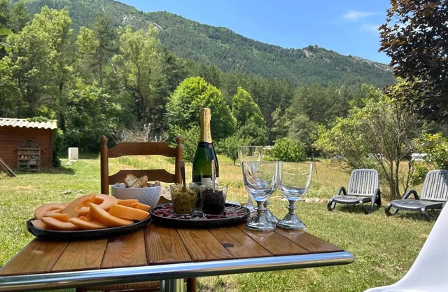 Homerez - Casa espaciosa en Castellane con jardín y vista a la montaña