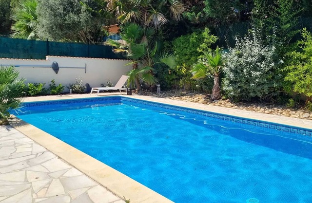 Homerez - Villa espaciosa en Agde con piscina y jardín.
