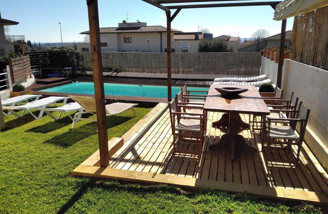 Homerez - Villa a 6 km de la playa para 6 pers. con piscina, terraza y balcón