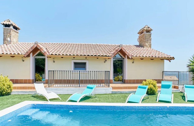 Homerez - Villa a 10 km de la playa para 12 pers. con piscina, jacuzzi y jardín