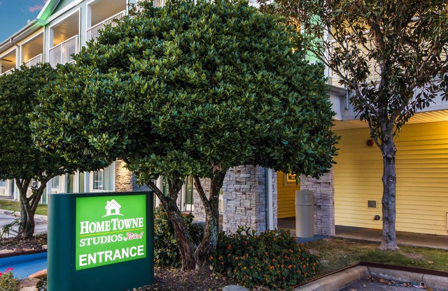 HomeTowne Studios by Red Roof Houston - West Oaks/ Energy Corridor