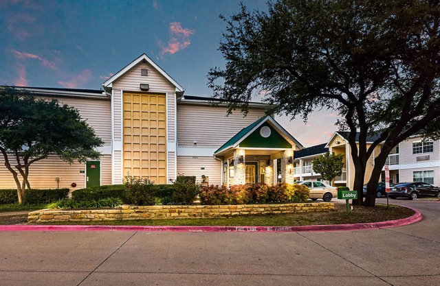 HomeTowne Studios By Red Roof Dallas - North Addison/ Tollway