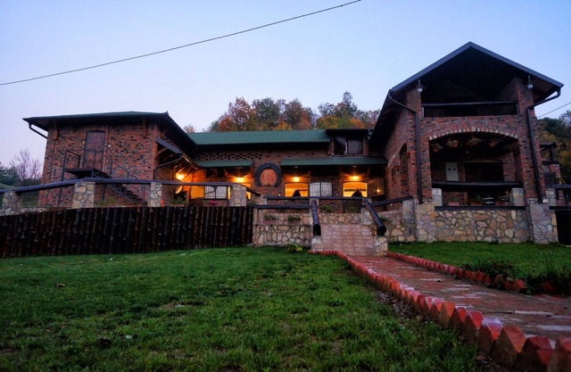 Rancho de equitación con hotel y alojamiento en apartamentos.